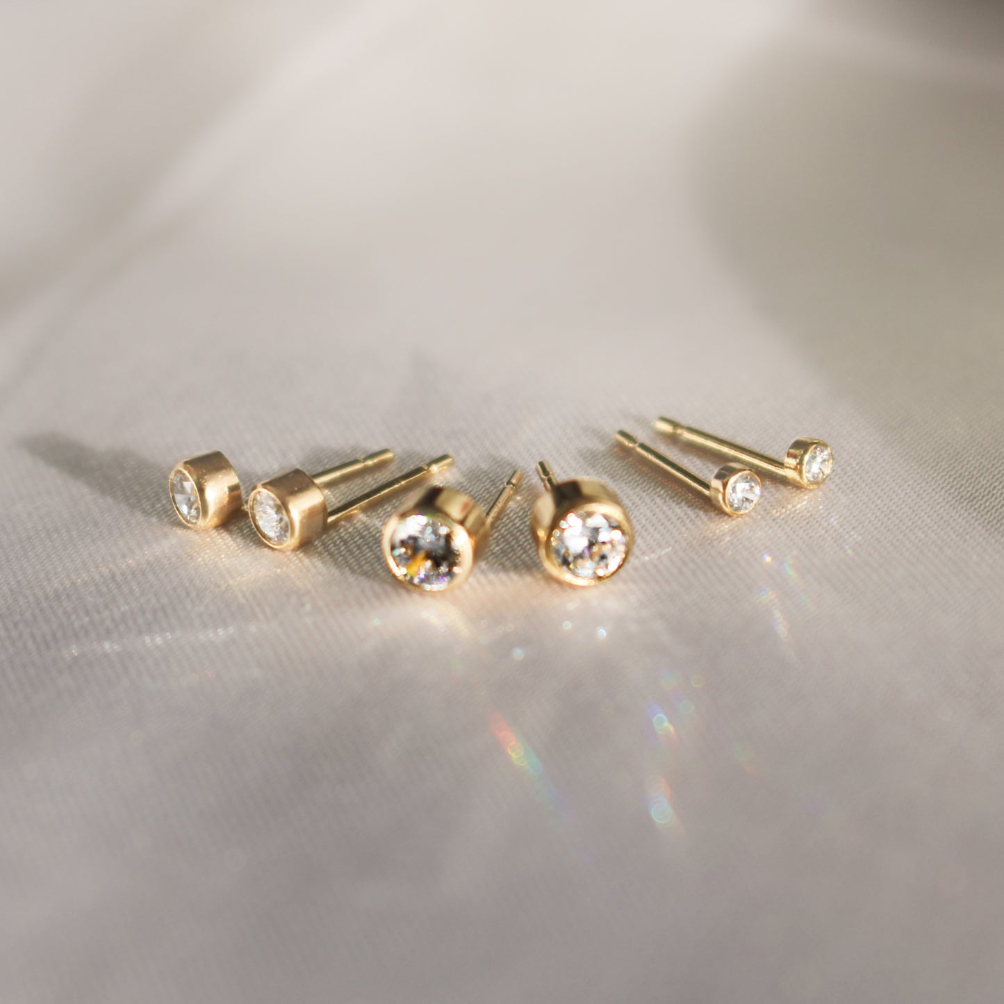 Boucles d'oreilles délicates en or rempli 14k avec zircone ronde ∙ Mini studs