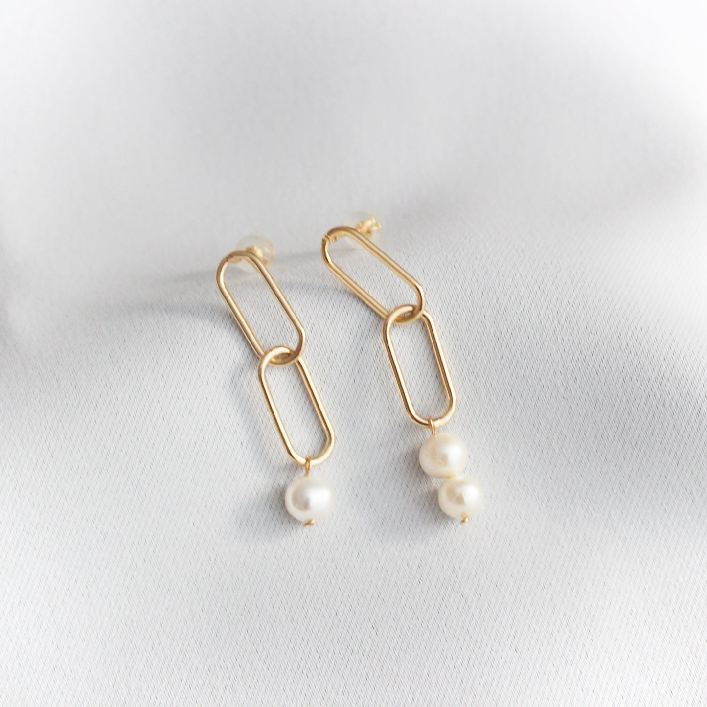 LYNN - Rectangular Pearl Earrings with Dangling Links