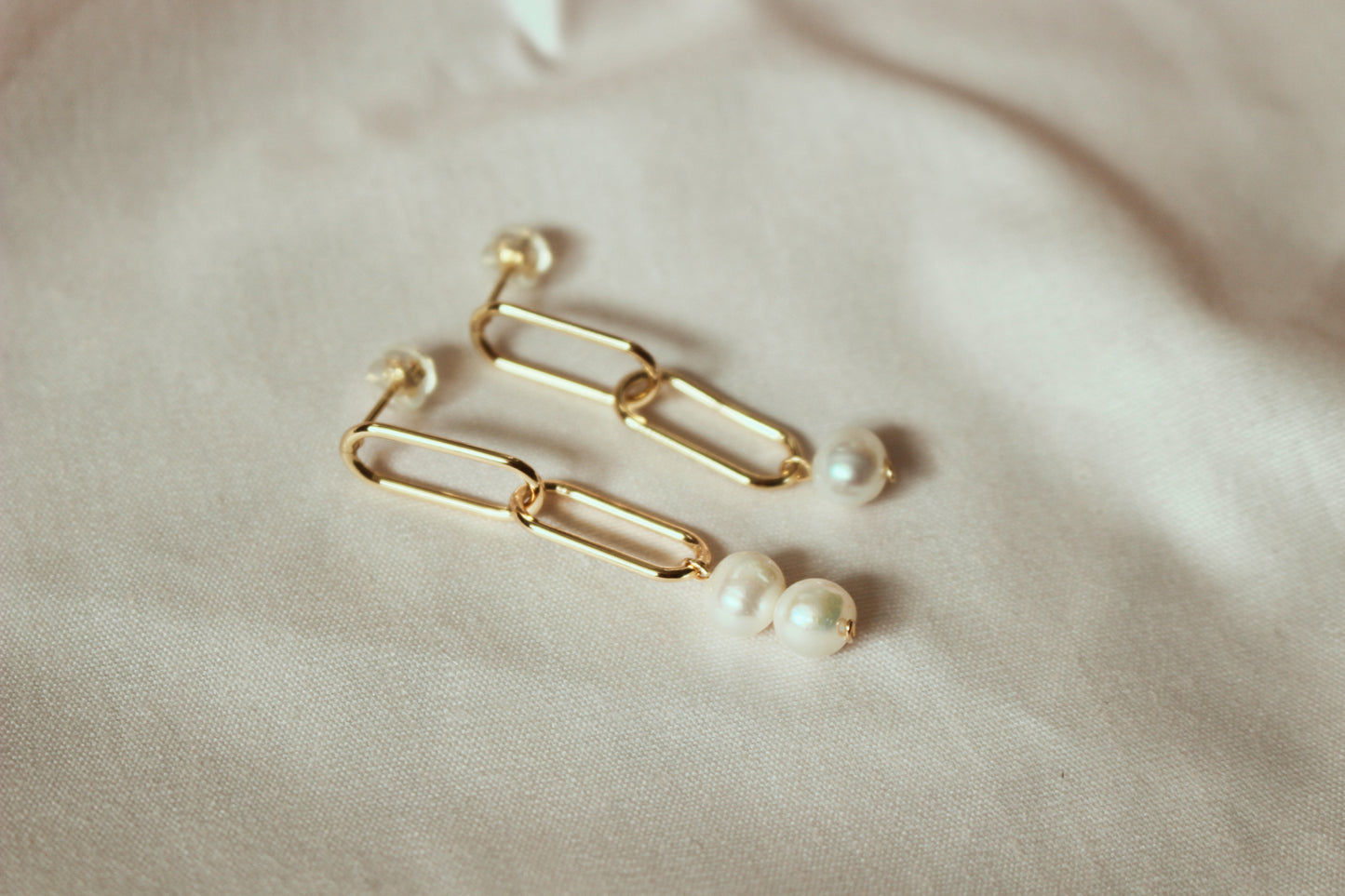 LYNN - Rectangular Pearl Earrings with Dangling Links