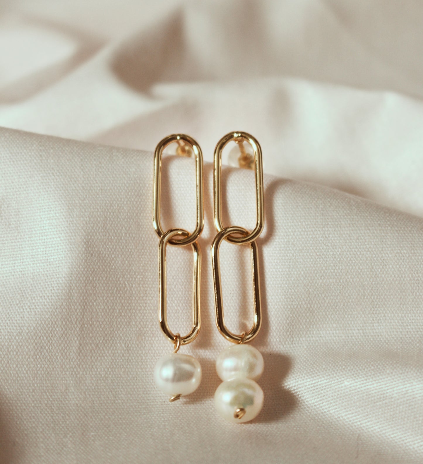 LYNN - Rectangular Pearl Earrings with Dangling Links