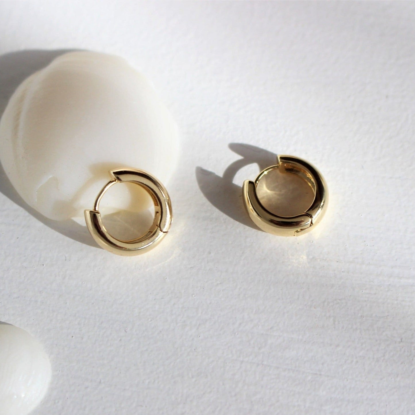 ROMEO - Timeless Chunky Small Gold Hoops Earrings ∙ 14mm