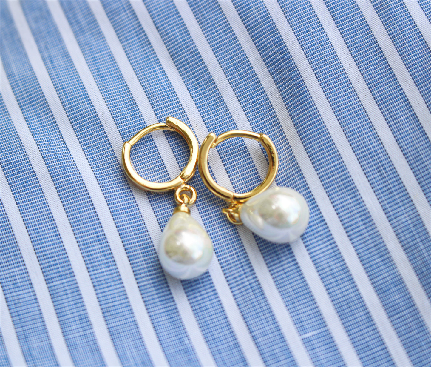 LYLA - 14K Gold Mini Hoops and Sea Shell ∙ Drop Pearl Earrings ∙ Golden Huggies Clip ∙ Drop Earrings ∙ Ocean Inspired Jewelry