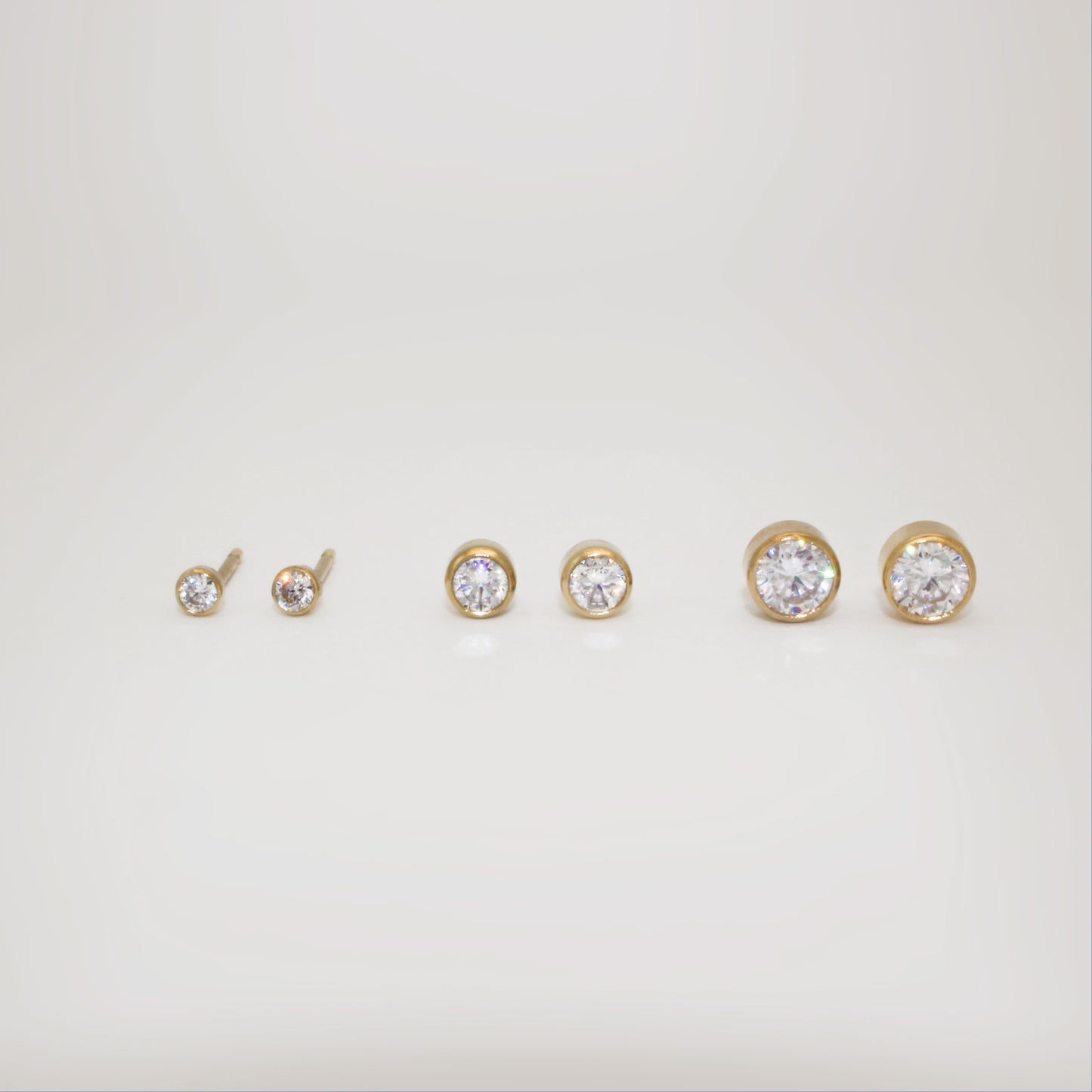 Boucles d'oreilles délicates en or rempli 14k avec zircone ronde ∙ Mini studs
