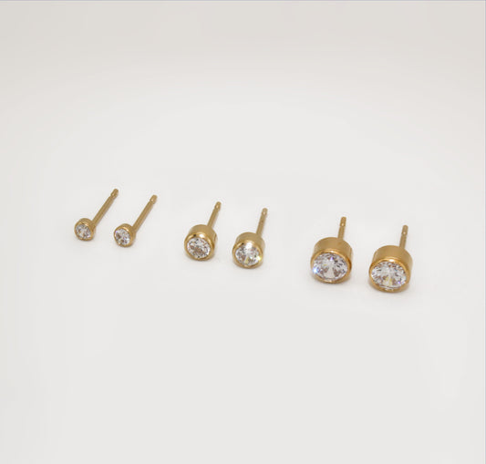 Boucles d'oreilles délicates en or rempli 14k avec zircone ronde ∙ Mini studs