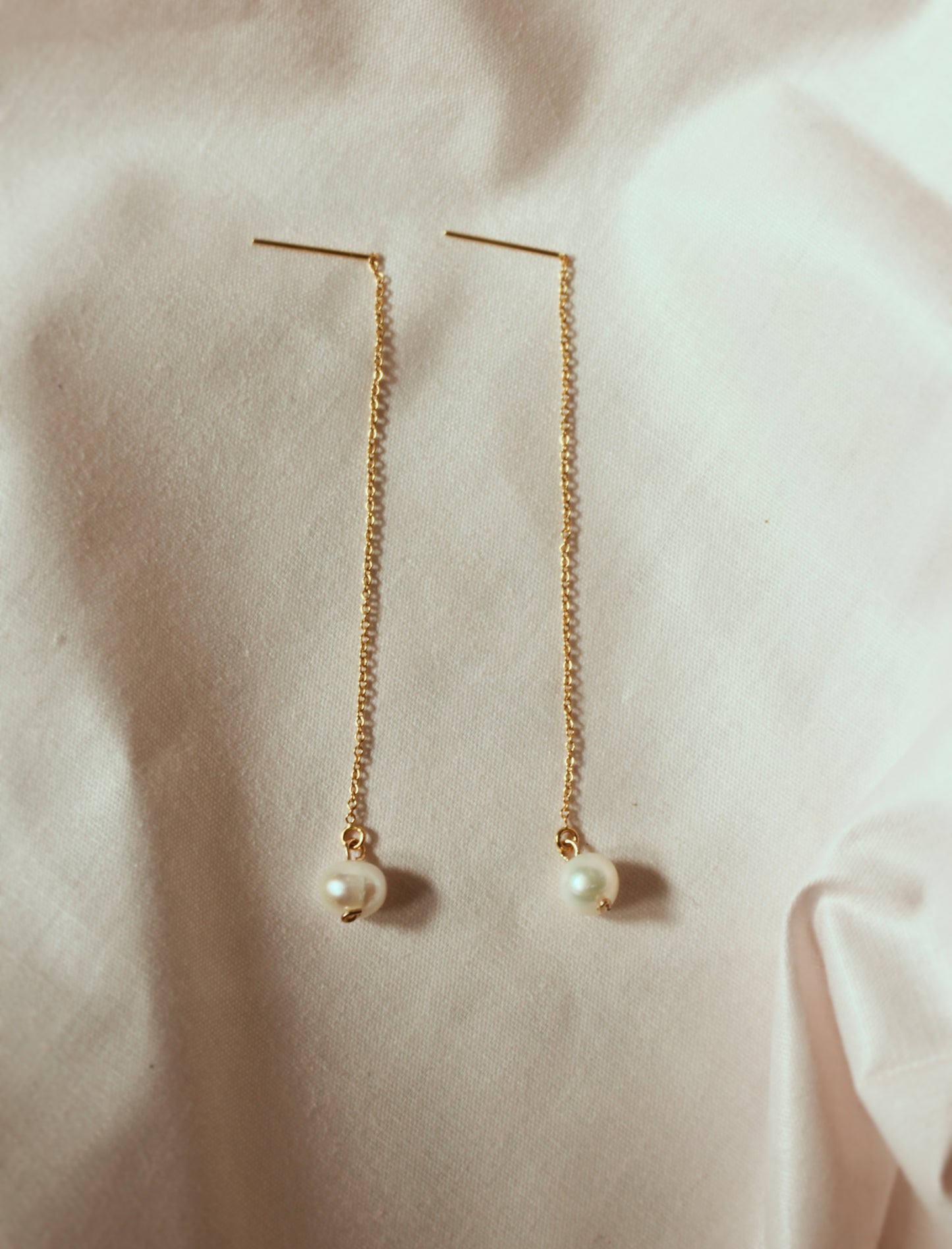 Boucles d'oreilles pendantes en perles - Boucles d'oreilles Long Threader Pearls en 14kGF | des boucles d'oreilles en or