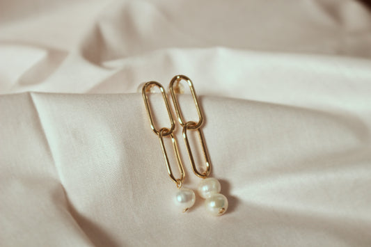 Contemporary - 18K Gold Earrings ·  Rectangular pearl stud earrings · Classic and elegant