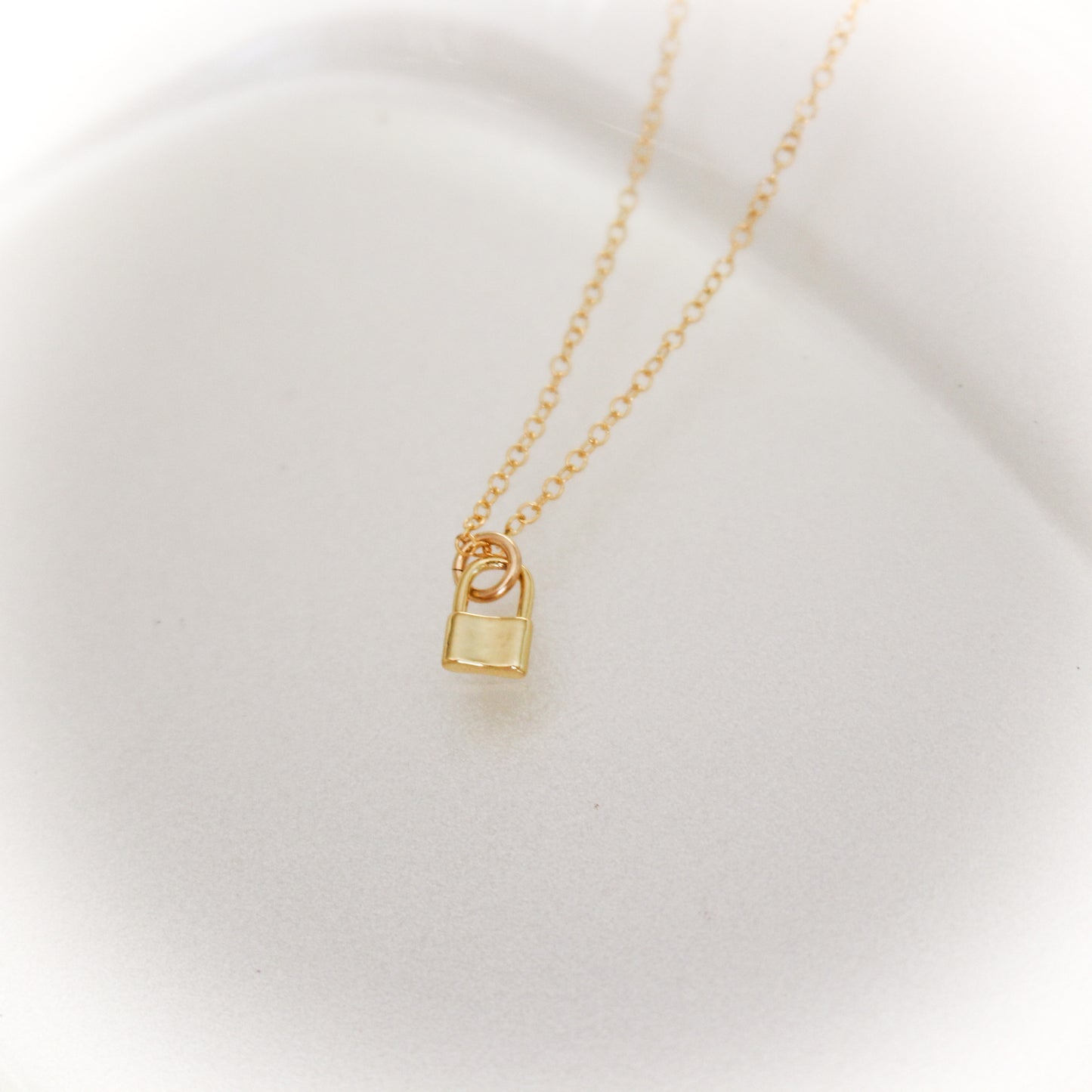 Pas de décoloration Collier cadenas minimaliste Dainty en Gold Filled | Collier rempli d'or pour femme | Pendentif superposition petite breloque