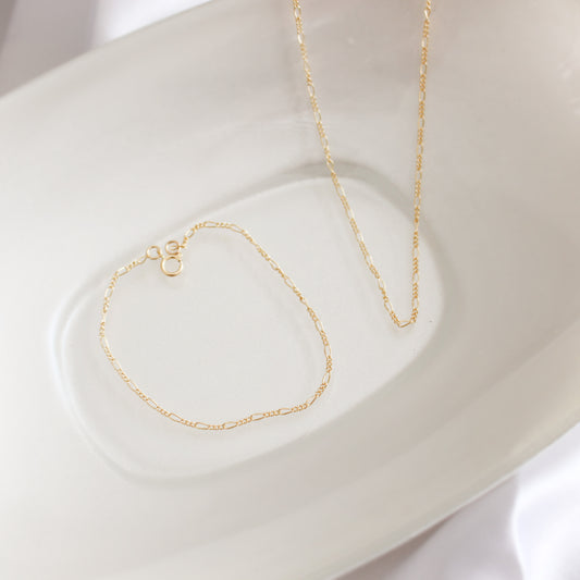 Collier et bracelet chaîne Figaro en gold filled 14 carats | Collier rempli d'or | Tour de cou | Chaîne minimaliste pour femme | Bracelet délicat