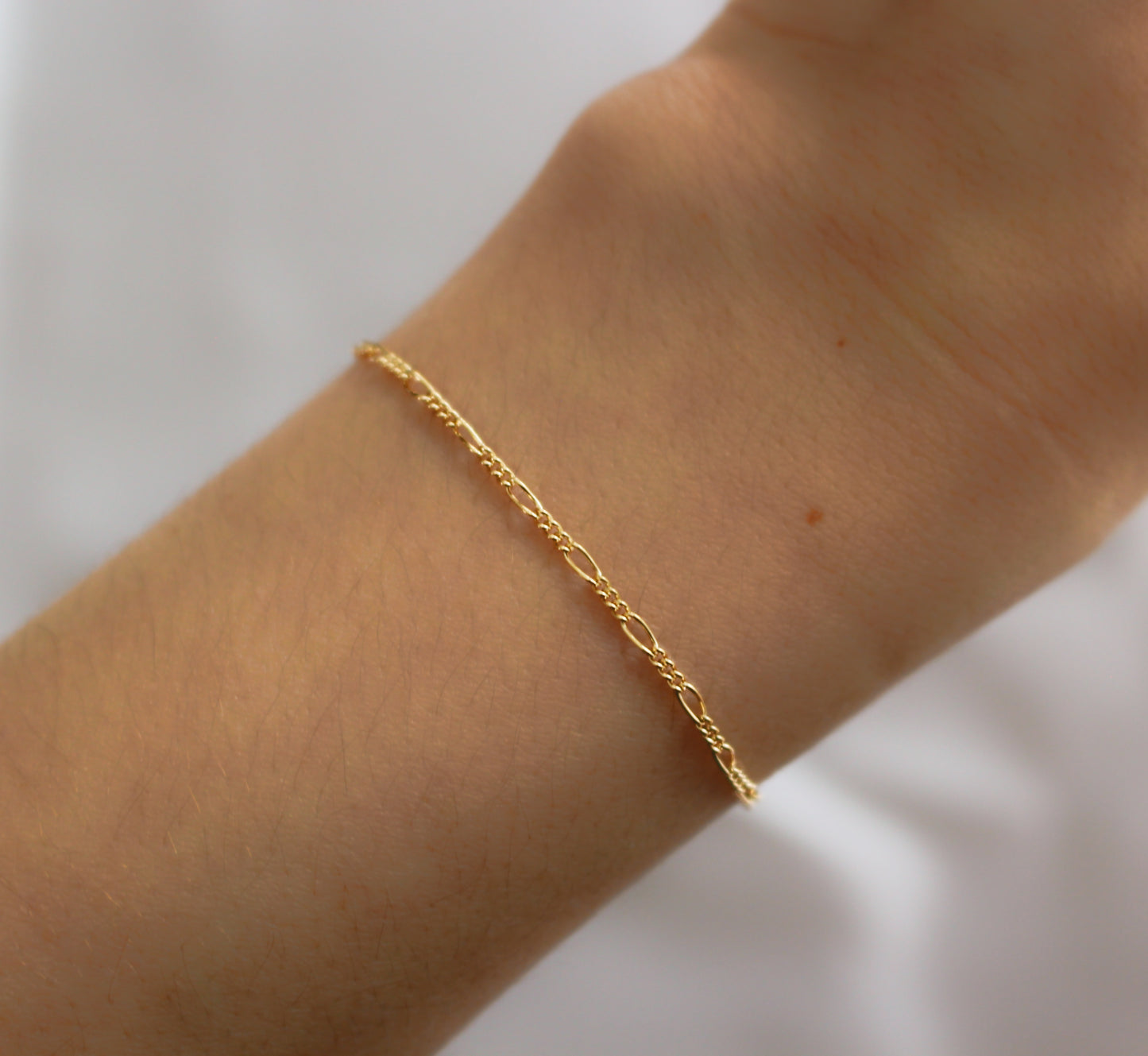 Collier et bracelet chaîne Figaro en gold filled 14 carats | Collier rempli d'or | Tour de cou | Chaîne minimaliste pour femme | Bracelet délicat