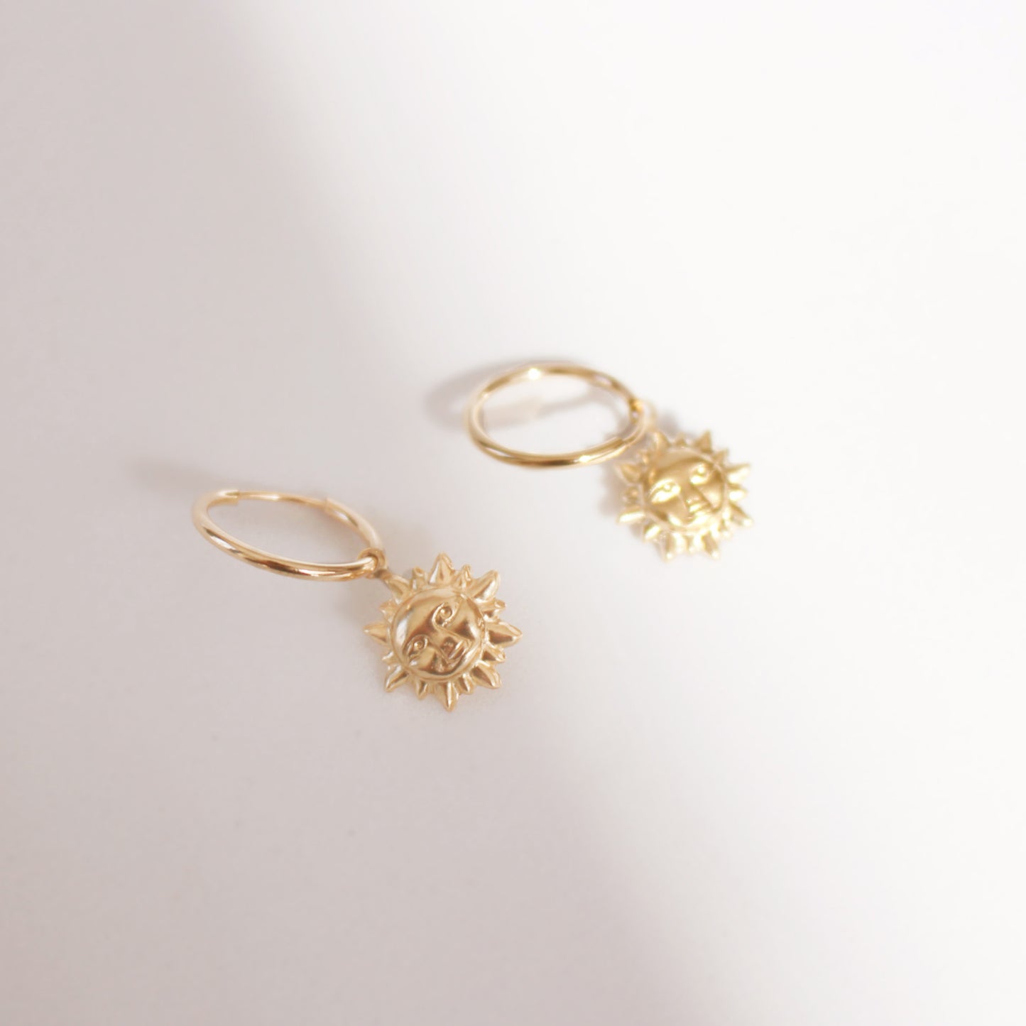 Sunny - Boucles d'oreilles créoles soleil dorées en or 14 carats