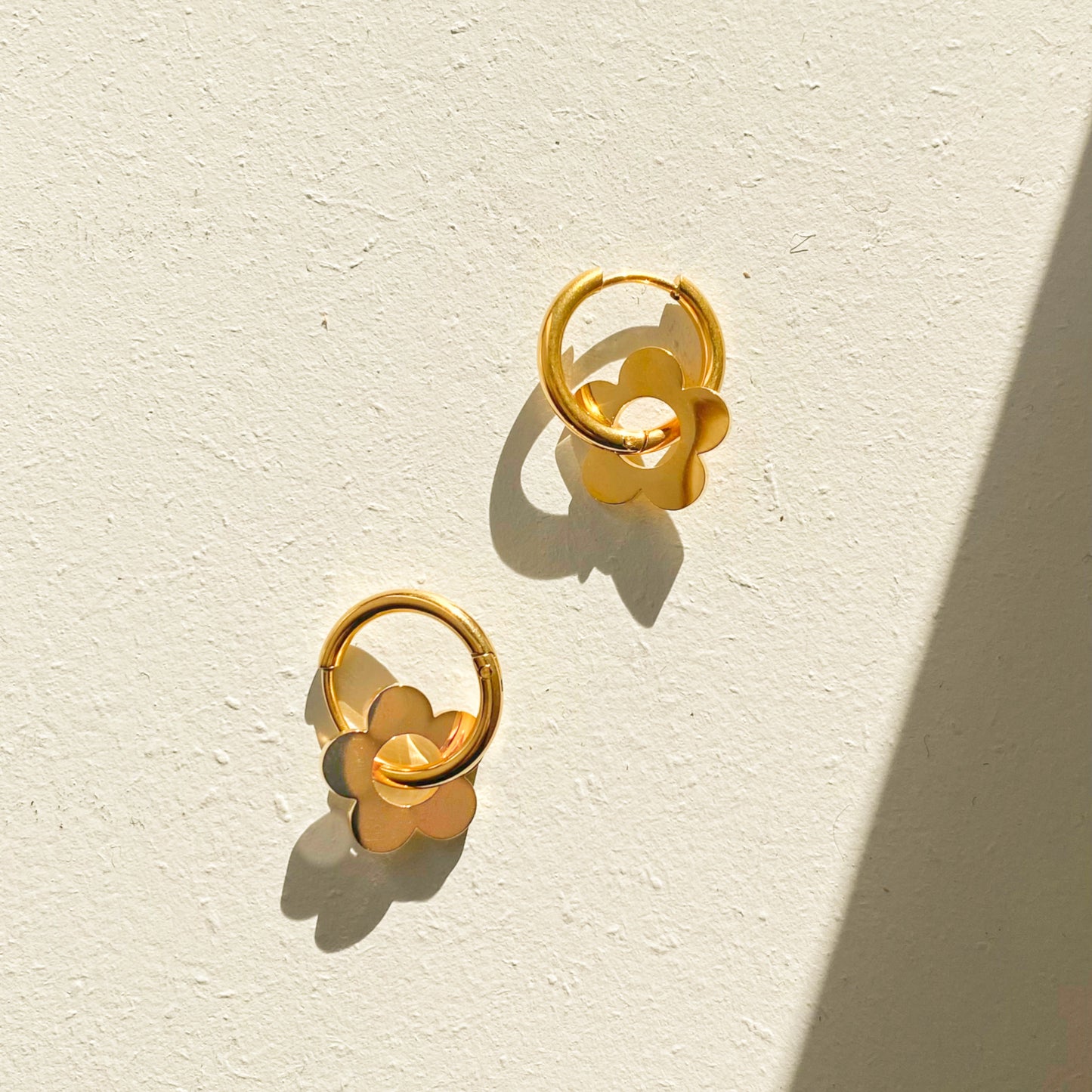 Daisy - Gold flowers hoop earrings in stainless steel