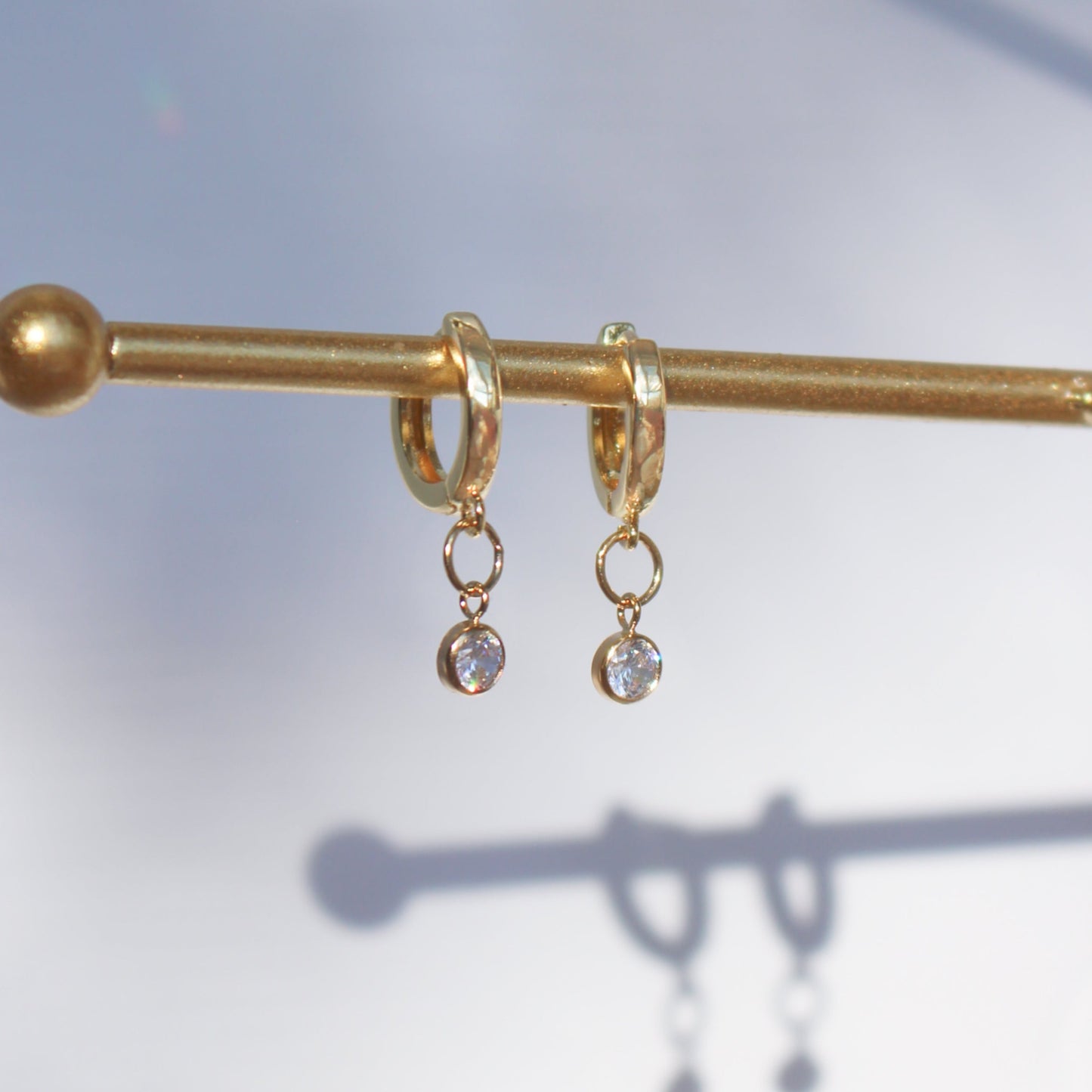 Boucles d'oreilles remplies d'or pendantes Huggies | Zircon scintillant 4mm | Cadeau pour les femmes