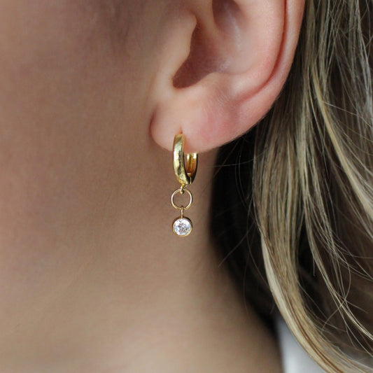 Boucles d'oreilles remplies d'or pendantes Huggies | Zircon scintillant 4mm | Cadeau pour les femmes