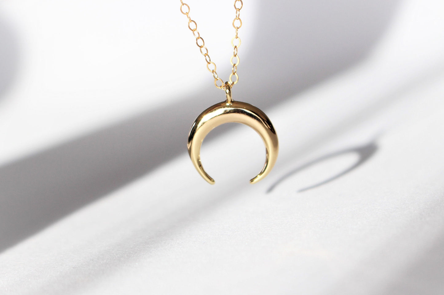 Dainty Gold or Silver Horn in Gold Filled ou chaîne en argent sterling | Pendentif Croissant de Lune