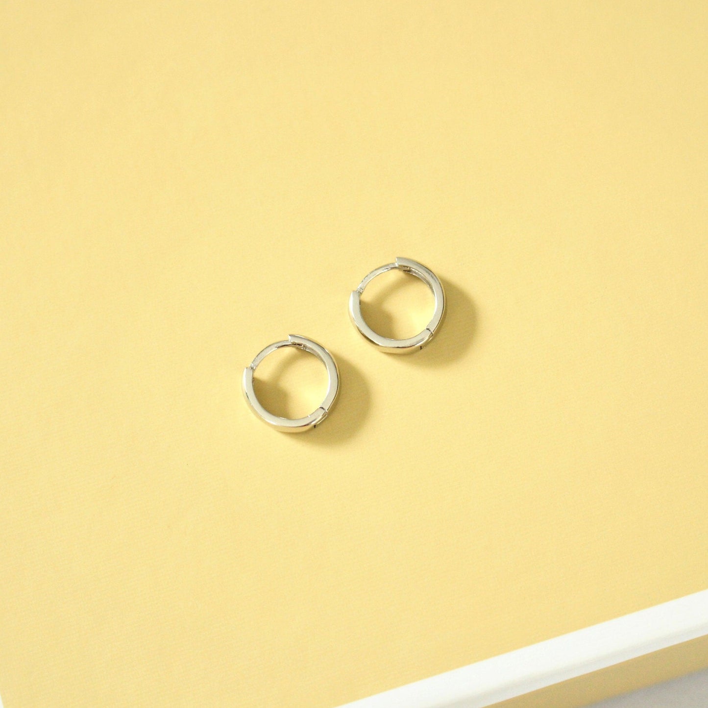 925 Minimalist sterling silver earrings | Huggies Silver hoops | 8.5 or 12 mm | 1 pair | Everyday Wear | Gift | Dainty earrings | tragus