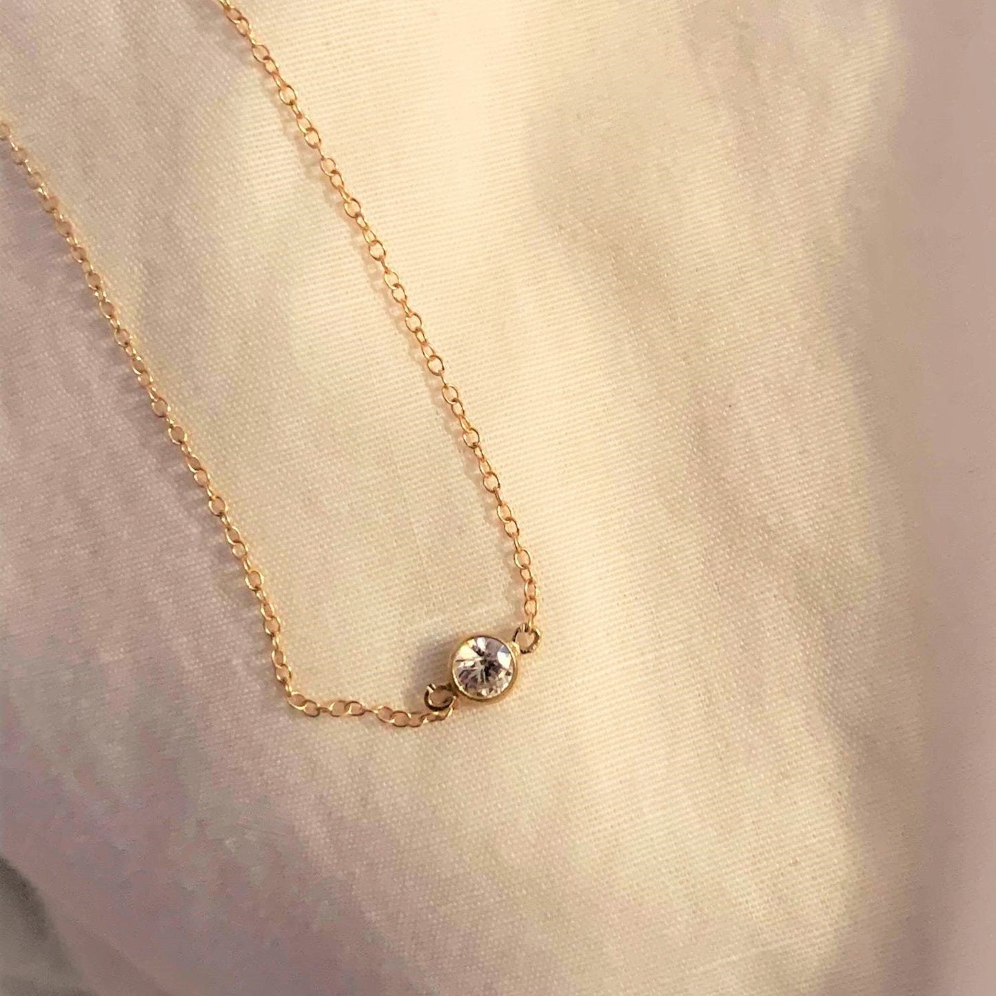 Collier rempli d'or 14 carats avec petite zircone minimaliste ∙ Connecteur Zircon transparent et chaîne câble