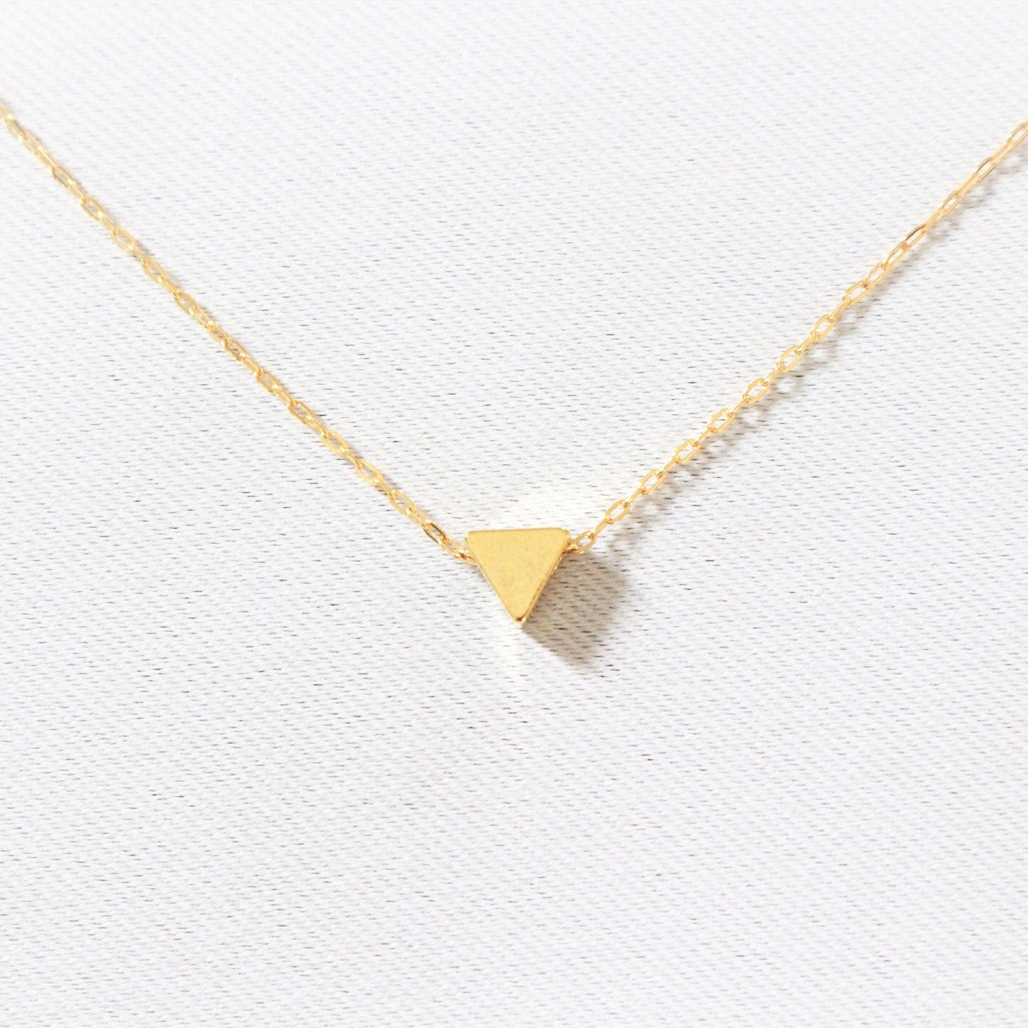 Collier triangle minimaliste en gold filled 14 carats | Pendentif triangle | Bijou de qualité | Collier délicat délicat | Cadeau pour demoiselle d'honneur