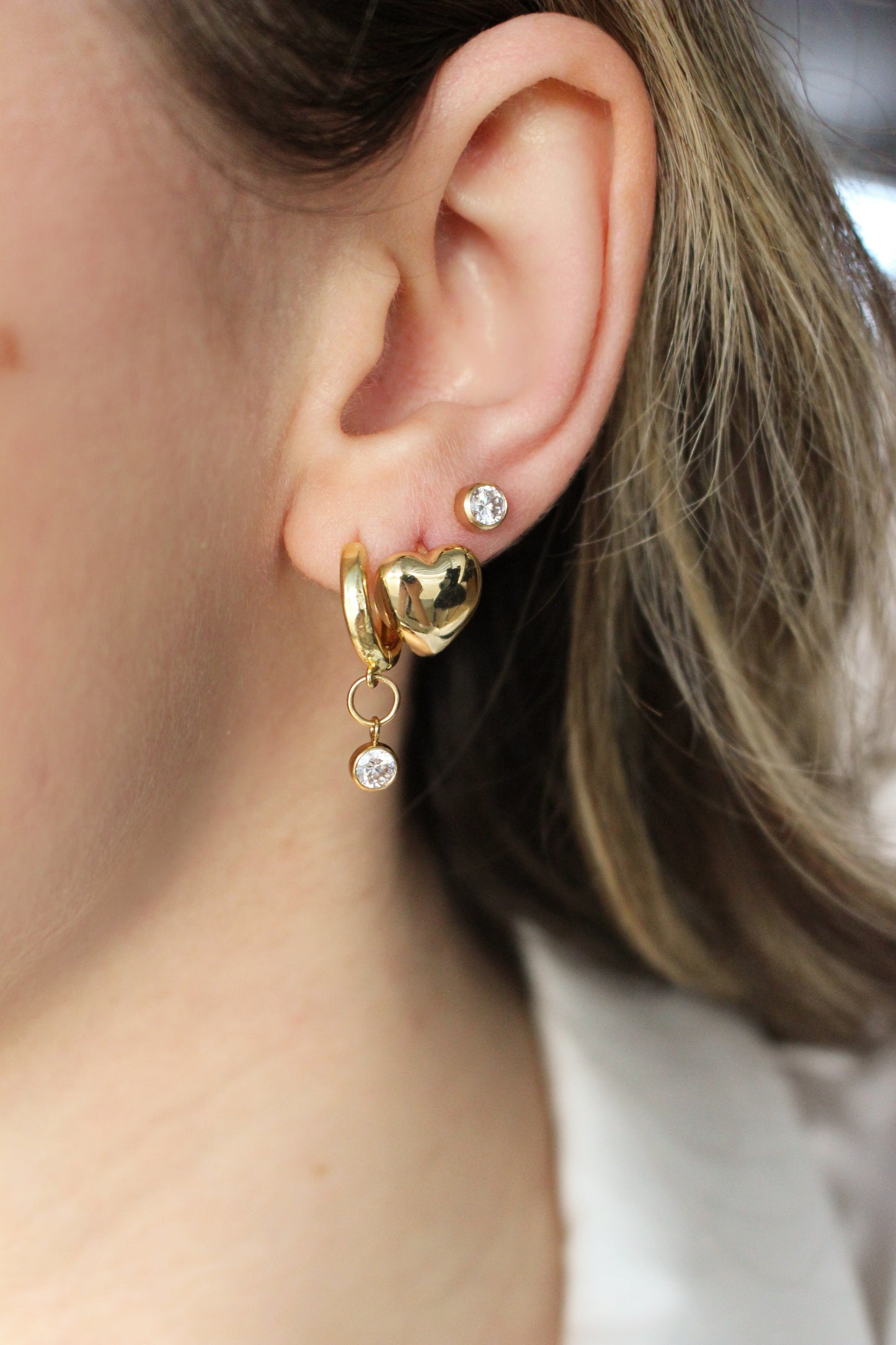 Boucles d'oreilles délicates en or rempli 14k avec zircone ronde ∙ Mini studs