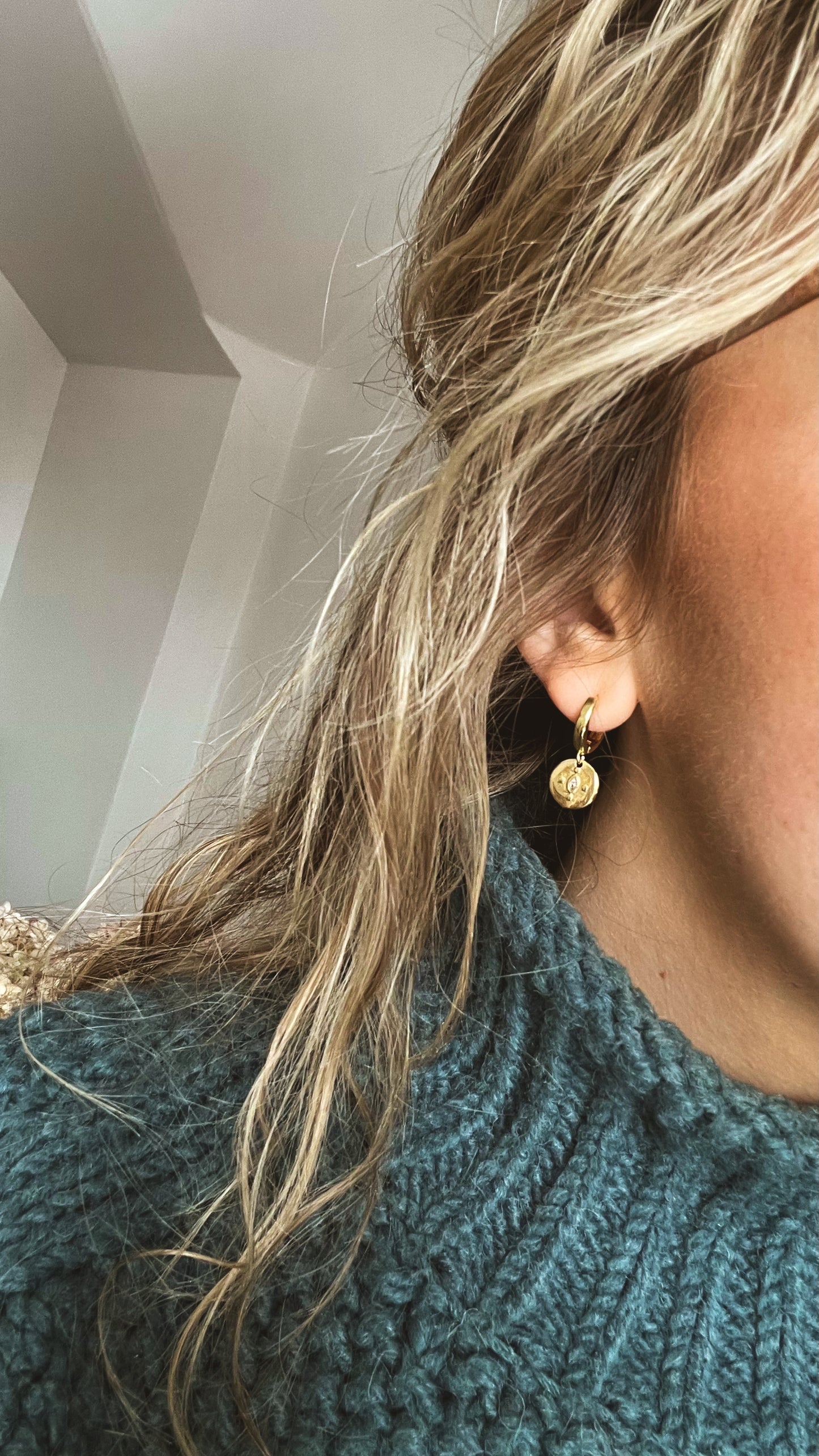 Boucles d'oreilles créoles remplies d'or OELLA | Charm Mauvais Œil Créoles Minimalistes